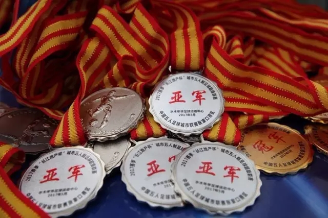 反转！7000万天价吓退巴萨，国米铁卫留队?豪门引援大换目标